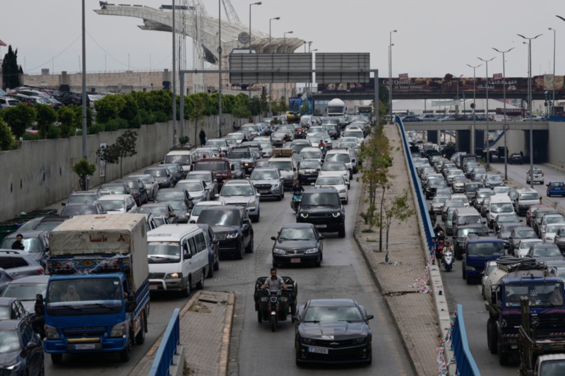 פקק תנועה בכביש ראשי עקב הימלטות תושבים מביירות לאחר הודעת ישראל שתתקוף ברובע הדאחיה (צילום: AP Photo/Bilal Hussein)