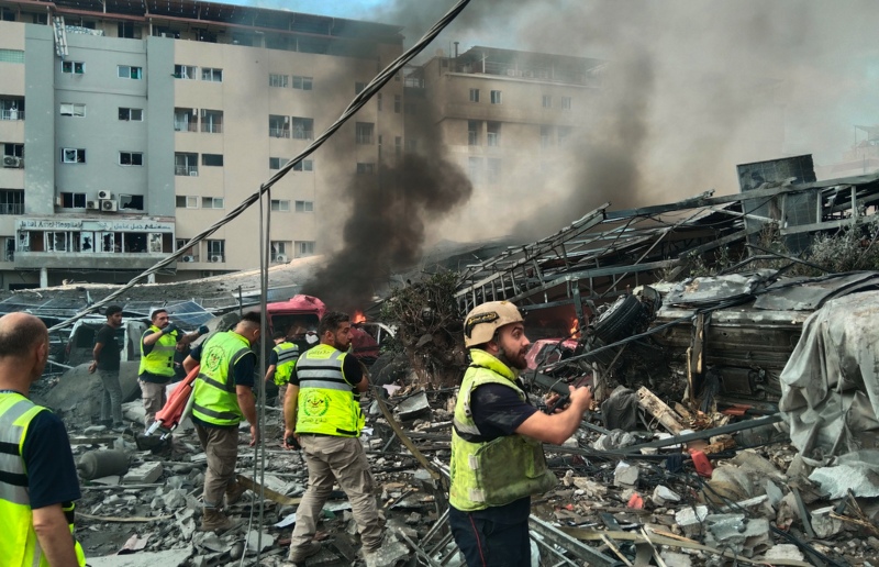 צוותי הצלה בזירת פגיעה של הפגזת צה"ל בבניין ובבית חולים בעיר הנמל צור בדרום לבנון (AP Photo)