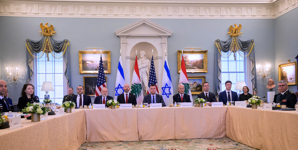 שגריר ארה:ב בישראל מייק האקבי (שני משמאל) ואיתו ראש המטה של מחלקת המדינה, דן הולר,  מייקל נידהם, יועצו הבכיר של מזכיר המדינה מייקל נידהם, ושגריר ארה"ב בביירות, מישל עיסא בפגישה עם שגריר ישראל לארה"ב יחיאל לייטר ושגרירת לבנון בארה"ב נאדה חמדה בוושינגטון (צילום: AP)