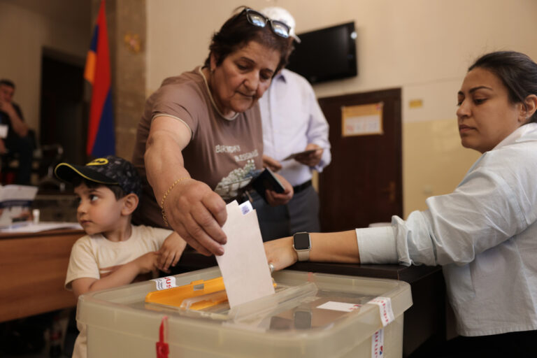 אישה מצביעה בבחירות בארמניה (צילום: AP Photo/Anthony Pizzoferrato)