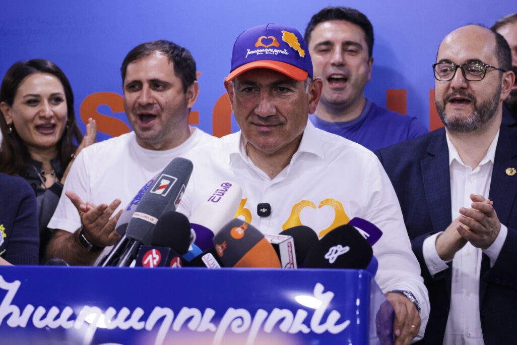 ראש ממשלת ארמניה ניקול פשיניאן במטה מפלגת השלטון "החוזה האזרחי" לאחר הבחירות לפרלמנט, ירוואן, 8 ביוני 2026 (צילום: AP Photo/Anthony Pizzoferrato)