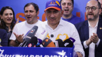 ראש ממשלת ארמניה ניקול פשיניאן במטה מפלגת השלטון "החוזה האזרחי" לאחר הבחירות לפרלמנט, ירוואן, 8 ביוני 2026 (צילום: AP Photo/Anthony Pizzoferrato)