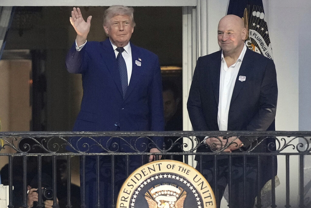 נשיא ארה"ב דונלד טראמפ לצד נשיא חברת אמנויות הלחימה UFC דיינה וייט, בחגיגות יום הולדתו בבית הלבן, 14 ביוני 2026 (צילום: AP Photo/Mark Schiefelbein)