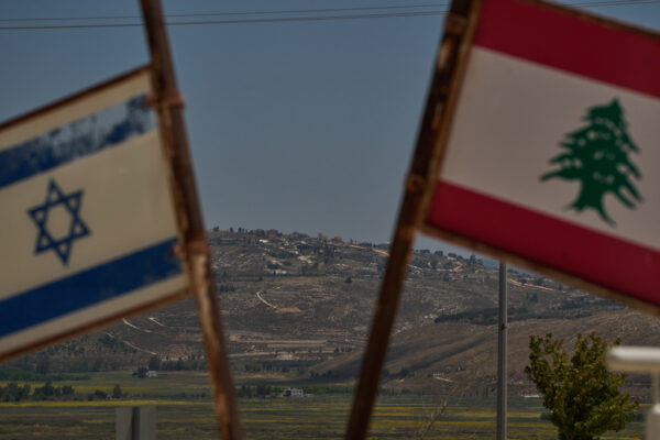 דגלי ישראל ולבנון זה לצד זה ליד הגבול (צילום: AP)