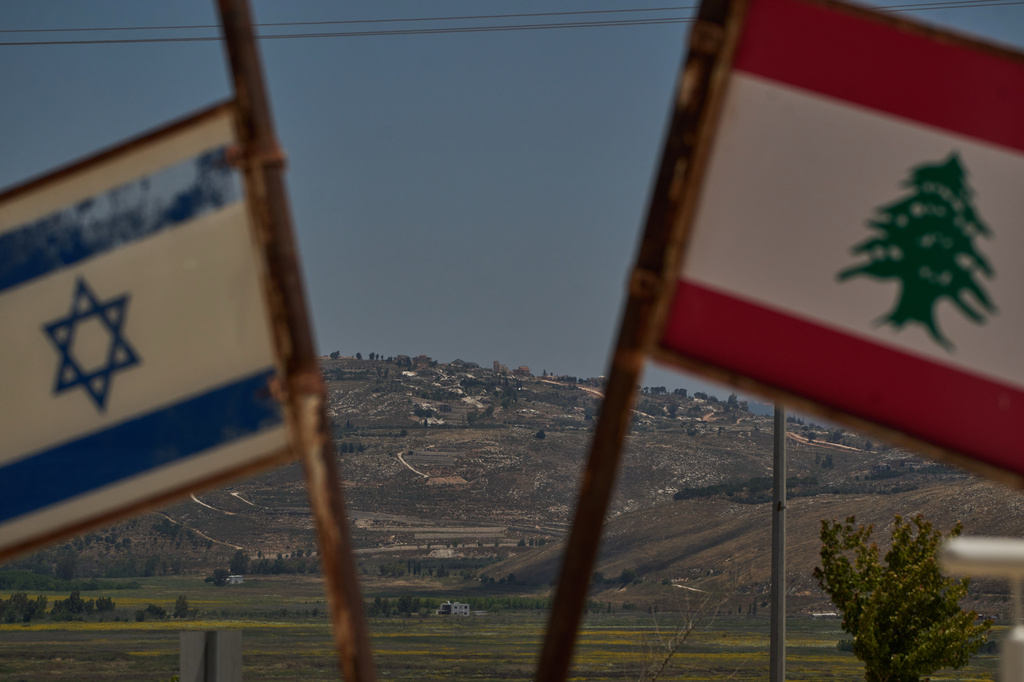דגלי ישראל ולבנון זה לצד זה ליד הגבול (צילום: AP)
