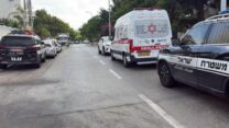 כוחות משטרה ומד"א בזירה באשדוד בה נמצאה אישה בת 60 ללא רוח חיים (צילום: תיעוד מבצעי מד"א)