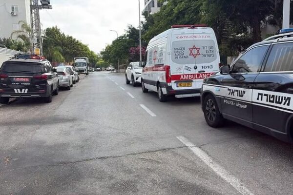 כוחות משטרה ומד"א בזירה באשדוד בה נמצאה אישה בת 60 ללא רוח חיים (צילום: תיעוד מבצעי מד"א)
