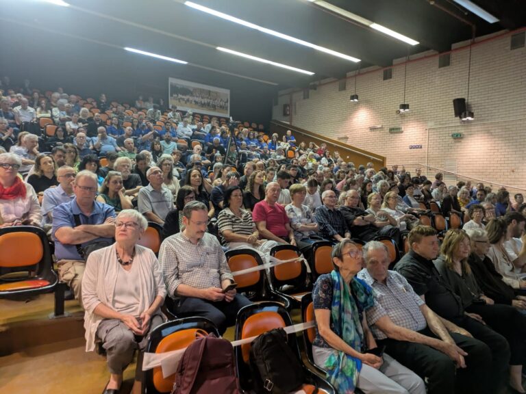 הקהל בטקס חלוקת אות הוקרה לחברים וחברות במחתרת תנועות הנוער הציוניות, שפעלו במלחמת העולם השנייה בשנים 1945-1944 להצלת יהודי הונגריה (צילום: מיכל מרנץ)