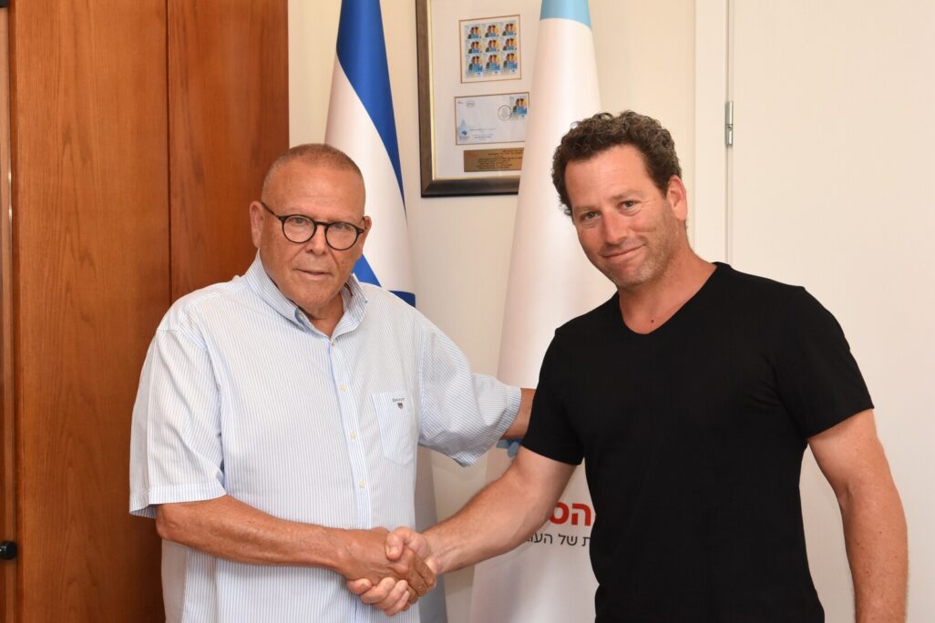 מימין: יו"ר איגוד הפסיכולוגים, ד"ר יובל הירש ויו"ר ההסתדרות ארנון בר דוד (צילום: יסמין גיל, דוברות ההסתדרות)