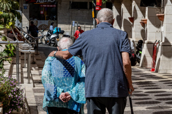 קשישים הולכים בירושלים (צילום: נתי שוחט/פלאש90)