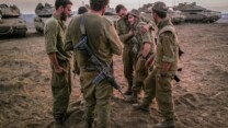 חיילי מילואים בשטחי כינוס על גבול לבנון, שבוע לאחר טבח 7 באוקטובר. "לקורונה, למלחמות, לנתק מהחברים יהיו אדוות עוד שנים קדימה" (צילום: מיכאל גלעדי/פלאש90)
