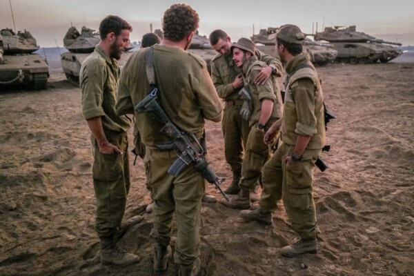 חיילי מילואים בשטחי כינוס על גבול לבנון, שבוע לאחר טבח 7 באוקטובר. "לקורונה, למלחמות, לנתק מהחברים יהיו אדוות עוד שנים קדימה" (צילום: מיכאל גלעדי/פלאש90)