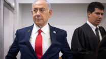 ראש הממשלה בנימין נתניהו בבית המשפט, לצד סנגורו עו"ד עמית חדד (צילום: מרים אלסטר/ פלאש 90)