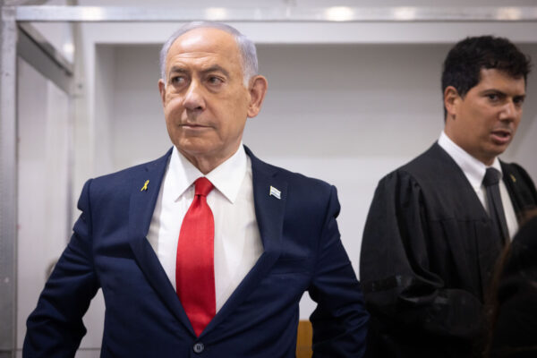 ראש הממשלה בנימין נתניהו בבית המשפט, לצד סנגורו עו"ד עמית חדד (צילום: מרים אלסטר/ פלאש 90)