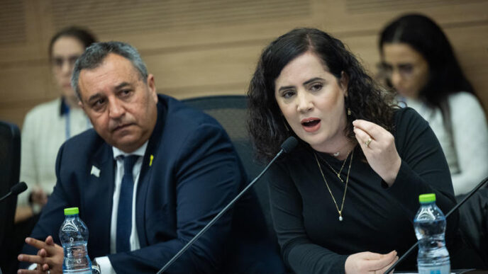 נעמה לזימי בישיבה משותפת בכנסת של ועדת החינוך והוועדה לזכויות הילד, ינואר 2026 (צילום: יונתן זינדל/פלאש90)