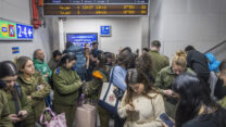 ישראלים בתחנת הרכבת בחיפה (צילום: שיוסי אלוני/פלאש90)