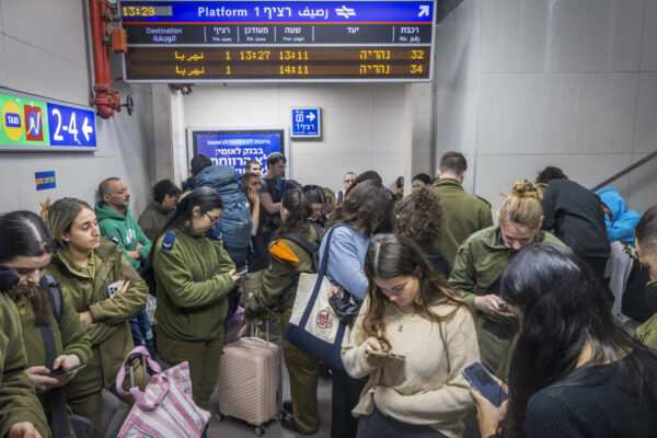 ישראלים בתחנת הרכבת בחיפה (צילום: שיוסי אלוני/פלאש90)