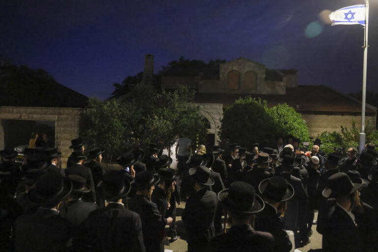 The riots in front of Supreme Court Justice Sohlberg's house (Photo: Haim Goldberg/Flash90)