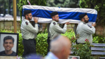הלווייתו של סרן איתן שמואל למברג בבית העלמין הצבאי בראשון לציון (צילום: אבשלום ששוני/פלאש90)
