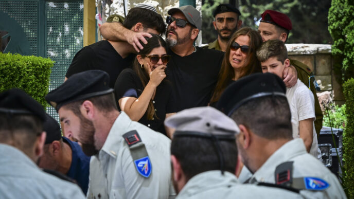 משפחתו וחבריו של סרן איתן שמואל למברג בהלווייתו בבית העלמין הצבאי בראשון לציון (צילום: אבשלום ששוני/פלאש90)