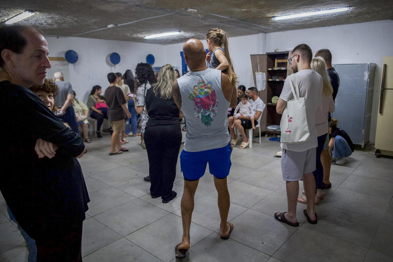 תושבים, בהם הורים וילדים, במקלט בחיפה במהלך מבצע 'שאגת הארי' (צילום ארכיון: שרון לייבל/פלאש90)