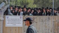 אלפי גברים חרדים מפגינים מחוץ לכלא הצבאי כלא 10, מרכז הארץ, נגד כליאתם של תלמידי ישיבה שלא צייתו לצו גיוס צבאי, 17 ביוני 2026. צילום: טל גל/Flash90