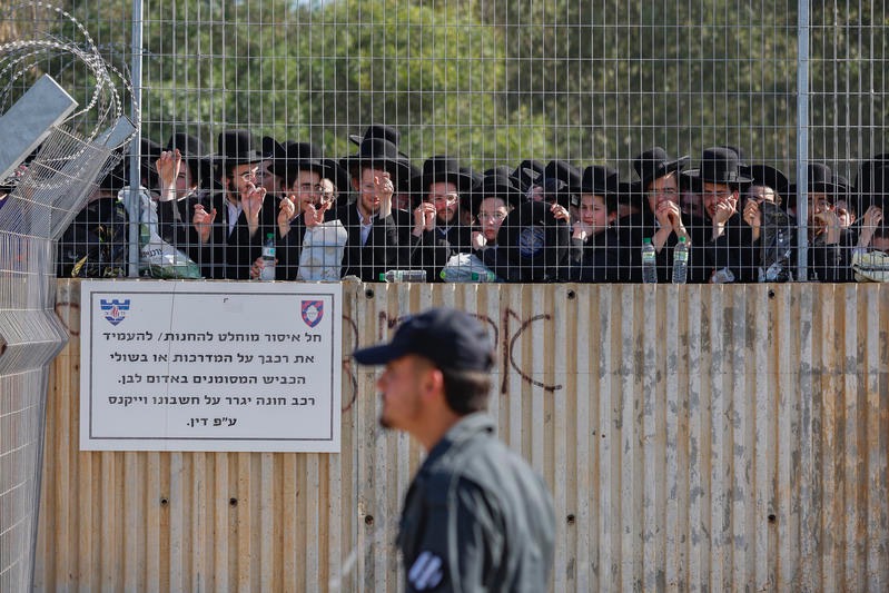 אלפי גברים חרדים מפגינים מחוץ לכלא הצבאי כלא 10, מרכז הארץ, נגד כליאתם של תלמידי ישיבה שלא צייתו לצו גיוס צבאי, 17 ביוני 2026. צילום: טל גל/Flash90