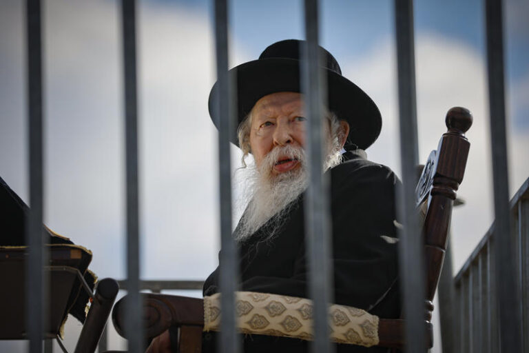 האדמו"ר מגור בהפגנת החרדים מחוץ לכלא הצבאי, מרכז הארץ, 17 ביוני 2026. צילום: טל גל/Flash90