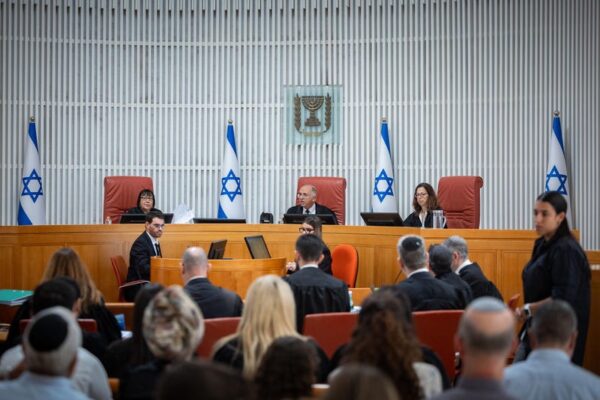 שופט בית המשפט העליון נועם סולברג בדיון בבית המשפט העליון בירושלים בעתירות המבקשות לבטל את בחירתו של עורך הדין מיכאל ראבלו למבקר המדינה, 18 ביוני 2026. (צילום: יונתן סינדל/Flash90)