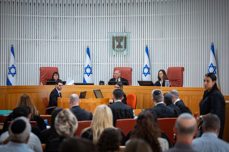 שופט בית המשפט העליון נועם סולברג בדיון בבית המשפט העליון בירושלים בעתירות המבקשות לבטל את בחירתו של עורך הדין מיכאל ראבלו למבקר המדינה, 18 ביוני 2026. (צילום: יונתן סינדל/Flash90)