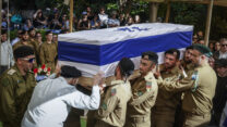 הלוויה של ליאב כבביה (צילום: פלאש 90)לוויה
חרבות ברזל
מלחמה
הלוויה
ליאב כבביה