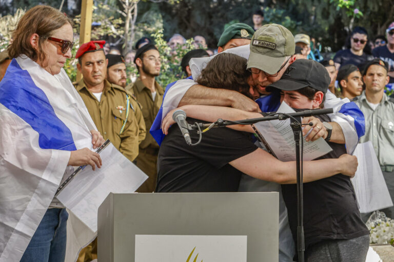 הלוויה של ליאב כבביה (צילום: פלאש 90)