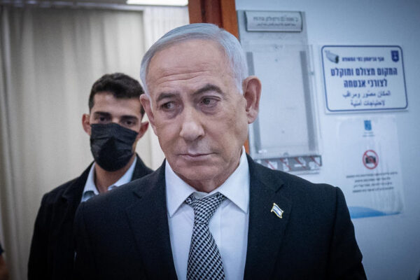 ראש הממשלה בנימין נתניהו אחרי חקירתו בבית המשפט המחוזי בירושלים, 29 ביוני 2026 (צילום: יונתן זינדל/פלאש90)