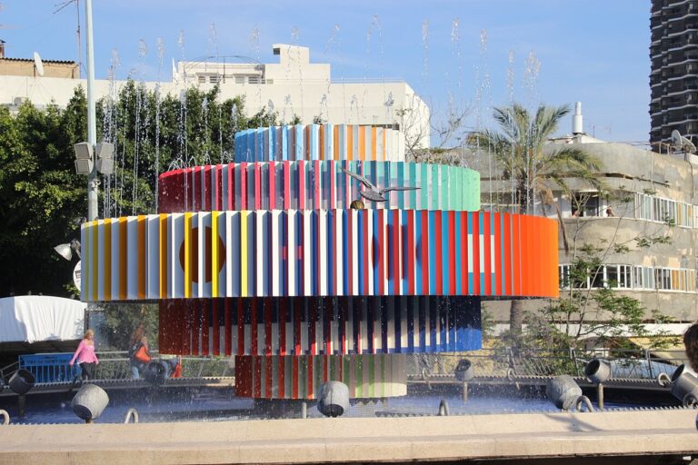 מזרקת אש ומים שיצר יעקב אגם, בכיכר דיזינגוף בתל אביב (צילום: מתוך ויקימדיה)