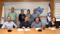 מעמד חתימת ההסכם הקיבוצי להשלמת ימי כוננות בשירות המדינה. נציגי ההסתדרות, משרד האוצר ונציבות שירות המדינה (צילום: יסמין גיל, דוברות ההסתדרות)