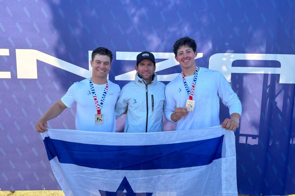 יובל ברנון, המאמן אייל לוין ואילי וורייט (צילום: 49ER CLASS)
