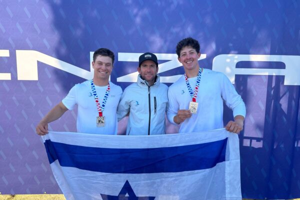 יובל ברנון, המאמן אייל לוין ואילי וורייט (צילום: 49ER CLASS)