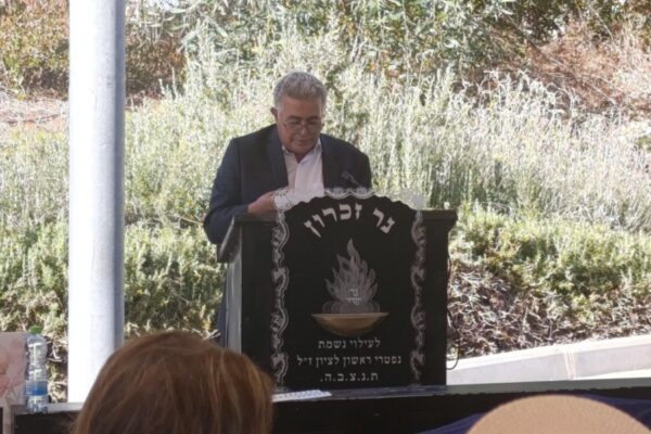 עמיר פרץ בהלווייתה של אילנה כהן (צילום: אסף צבי) עמיר פרץ בהלווייתה של אילנה כהן (צילום: אסף צבי)