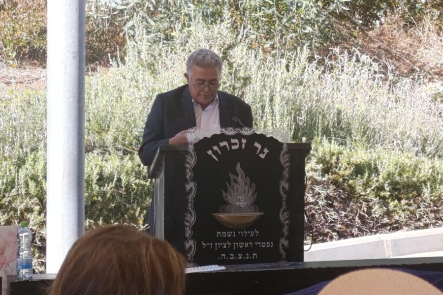 עמיר פרץ בהלווייתה של אילנה כהן (צילום: אסף צבי)