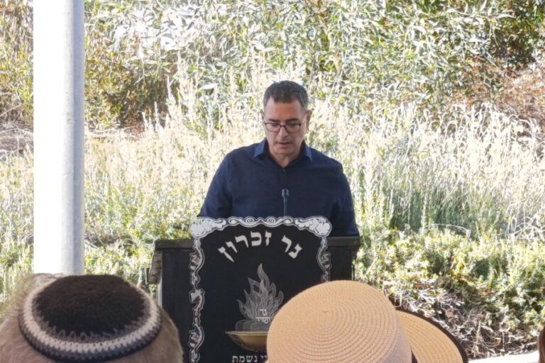 משה בר סימן טוב בהלווייתה של אילנה כהן. "גם כשנאבקה על תקנים ומספרים היא חשבה על אחיות במשמרת, על מטופלים" (צילום: אסף צבי)