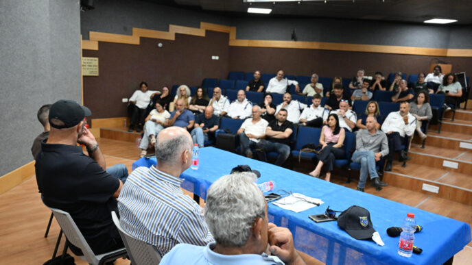 ביקור הנהגת הסתדרות המעוף בבית הספר לקציני ים בעכו (צילום: קובי קואנקס)