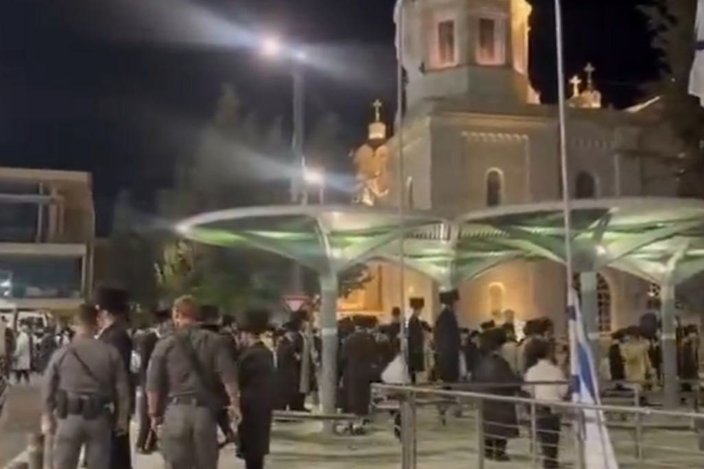 הפגנת חרדים נגד מעצר המתפרעים מול ביתו של המשנה לנשיא בית המשפט העליון, נעם סולברג (צילום מסך)
