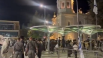 הפגנת חרדים נגד מעצר המתפרעים מול ביתו של המשנה לנשיא בית המשפט העליון, נעם סולברג (צילום מסך)
