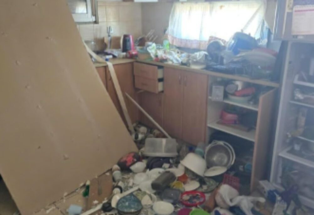 הנזקים לבתים כתוצאה מהפגיעה בשומרון ((צילום: תיעוד מבצעי מד"א)