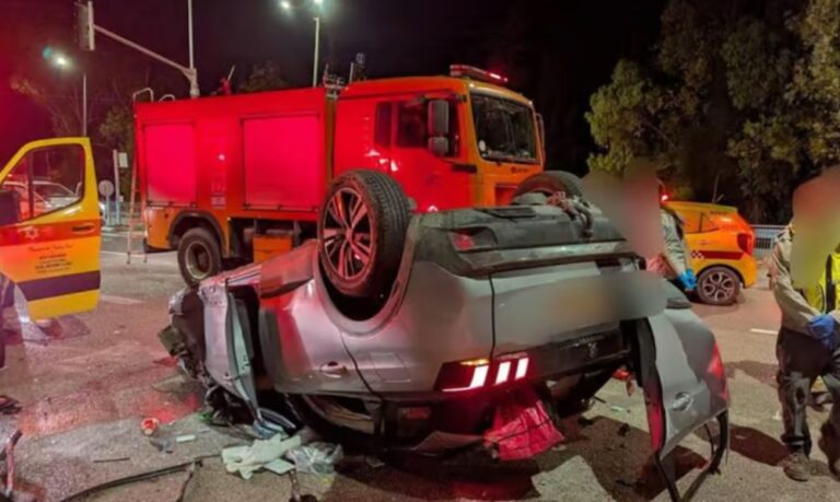 זירת התהפכות רכב סמוך לצומת עופר(צילום: דוברות מד"א )