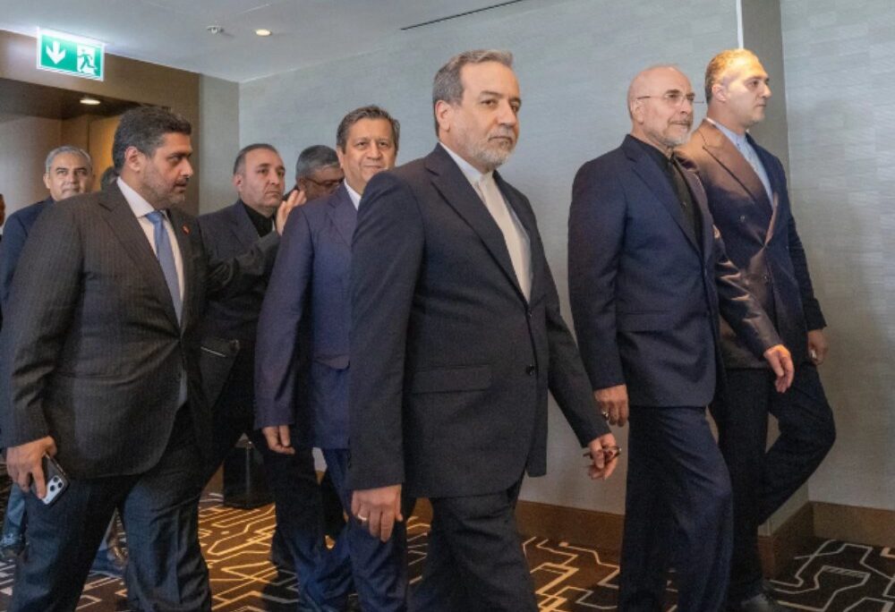המשלחת האיראנית לשוויץ: שר החוץ האיראני עבאס עאראקצ'י ויו"ר הפרלמנט קאליבאף (צילום: רויטרס)