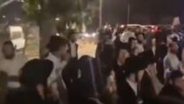 מוחים מתקהלים מחוץ לתחנת המשטרה בבית שמש במהומות נגד מעצר עריק (צילום מסך: רשתות חברתיות)