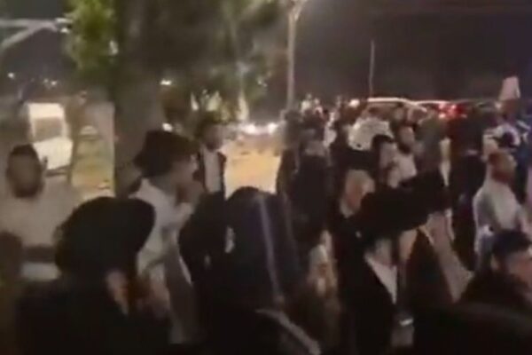 מוחים מתקהלים מחוץ לתחנת המשטרה בבית שמש במהומות נגד מעצר עריק (צילום מסך: רשתות חברתיות)