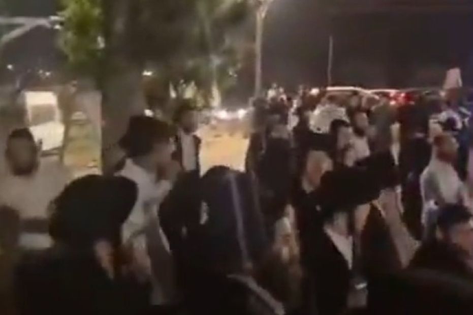 מוחים מתקהלים מחוץ לתחנת המשטרה בבית שמש במהומות נגד מעצר עריק (צילום מסך: רשתות חברתיות) מוחים מתקהלים מחוץ לתחנת המשטרה בבית שמש במהומות נגד מעצר עריק (צילום מסך: רשתות חברתיות)