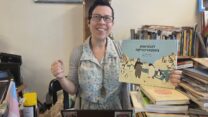 בירה רוזנר בחנות הספרים "אנטארקטיקה" (צילום: טל כרמון)